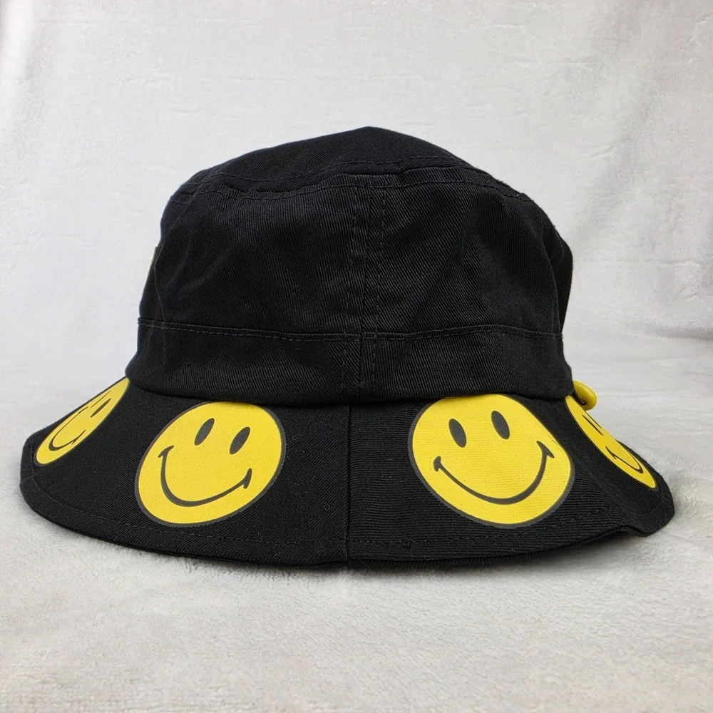 Smiley Bucket Hat Cap Medium Large Chinatown Market Woven Label Black NWT